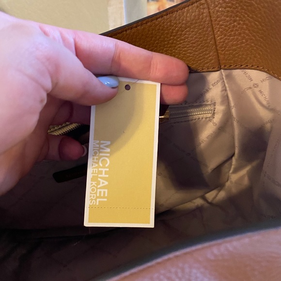 Michael Kors LG Hobo Bag - Picture 3 of 8